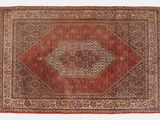 tapis persan antique à motif de médaillon sur fond rouge