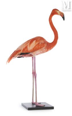 statue d'un flamant rose posée sur un socle noir