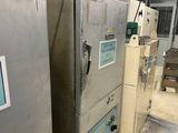 plusieurs réfrigérateurs alignés dans une pièce