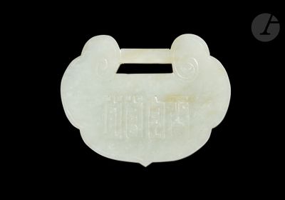 une image représentant un cadenas en jade blanc sur fond noir