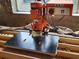 une machine posée sur une table