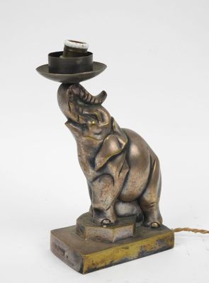 une image représentant une statue d'éléphant coiffée d'un chapeau