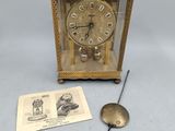 une petite horloge posée sur une table
