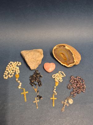 plusieurs types de perles et une pierre sur un fond bleu