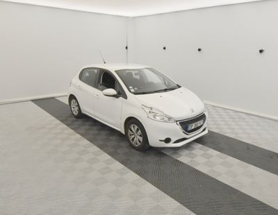 la photo d'une voiture blanche garée dans un garage