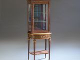 une petite vitrine avec une étagère en dessous