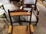 une chaise et une autre chaise qui se trouvent dans une pièce