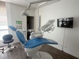un fauteuil de dentiste au milieu de la pièce