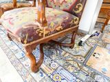 une chaise dont l'assise a été recouverte d'un tissu coloré