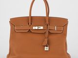 un sac à main en cuir marron muni d'un cadenas sur la poignée