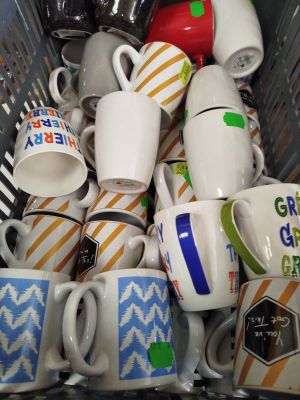 un panier rempli de tasses à café et de mugs