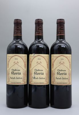 trois bouteilles de vin rouge posées côte à côte sur une table