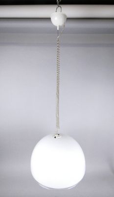 une lampe blanche suspendue au plafond