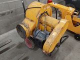 une machine jaune posée sur le sol