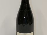 la bouteille de vin rouge est posée sur la table