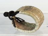 un bracelet en argent orné d'un cordon noir