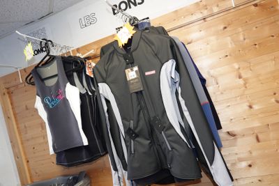 deux vestes suspendues à un portant dans un magasin