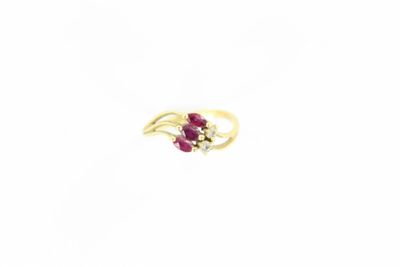 gros plan d'une bague en or avec une pierre en rubis