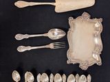 beaucoup de cuillères en argent et de cuillères à soupe sur une table