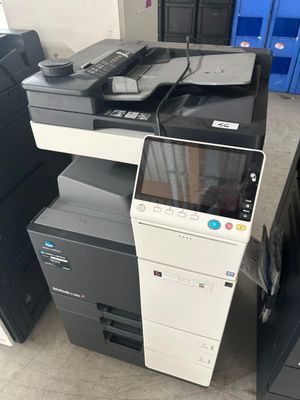 de nombreuses imprimantes et scanners de toutes sortes posés par terre