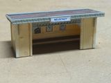 une petite maquette de gare avec un panneau dessus