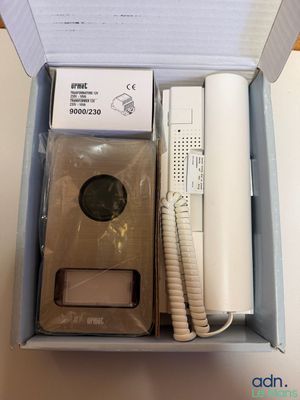 une boîte avec un téléphone à l'intérieur sur une table