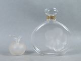 une bouteille en verre contenant une pomme et une bouteille en verre contenant une pomme