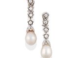 une paire de boucles d'oreilles en perles de culture et diamants