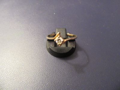 une bague posée sur une table