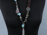 une femme portant un collier composé de perles et d'un pompon