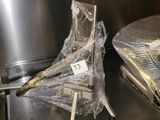 deux chaises emballées dans du plastique, posées sur une table