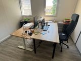 un bureau avec un ordinateur et une chaise dans une pièce
