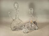 trois vases en verre posés l'un à côté de l'autre sur une table