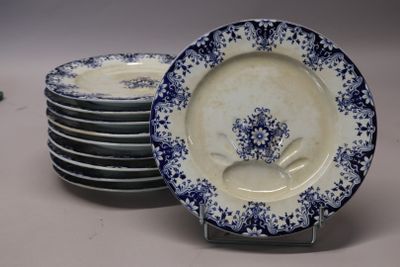 une pile d'assiettes ornées de motifs bleus et blancs