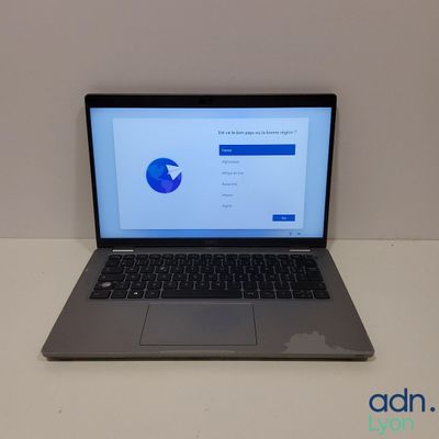 un ordinateur portable Apple posé sur une table blanche
