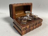 une petite boîte en bois surmontée d'un verre