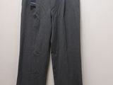 un gros plan sur le pantalon d'une personne suspendu à un cintre