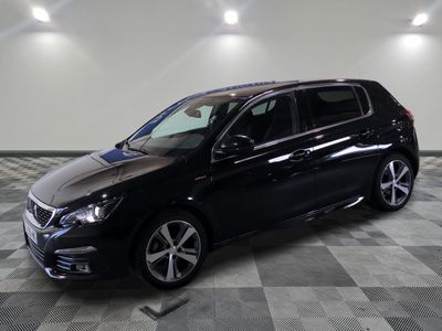 la photo d'une voiture noire garée sur un sol en damier