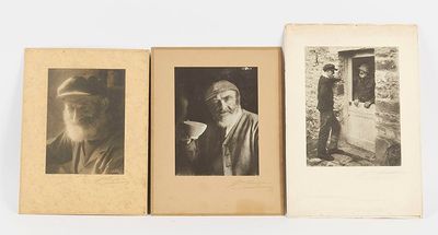 deux vieilles photographies en noir et blanc représentant un homme et une femme