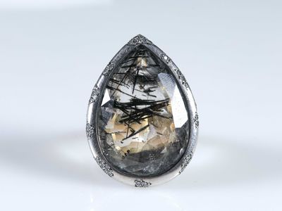 un gros plan d'une bague sertie d'une grosse pierre