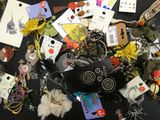un tas de bijoux variés posés sur une table noire