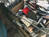un panier rempli de livres et d'autres articles