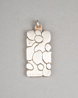 PENDENTIF de forme rectangulaire à motif organique