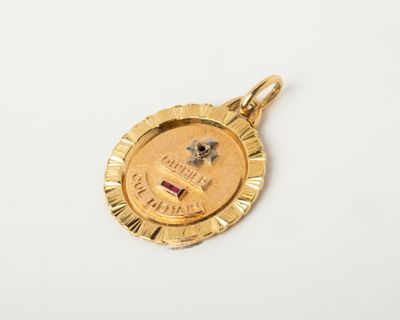 gros plan d'une médaille d'or sur une surface blanche