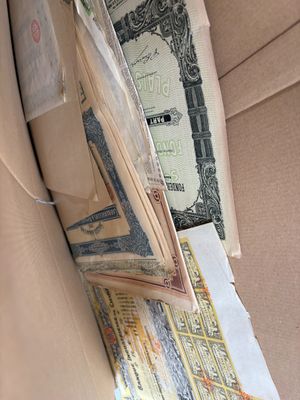 une liasse de billets posée à l'arrière d'une voiture