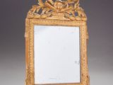 une image représentant un miroir à cadre doré posé sur un socle