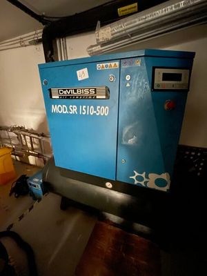 une machine bleue qui se trouve dans une pièce