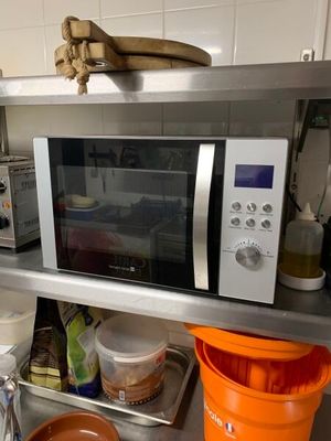 un micro-ondes posé sur une étagère dans une cuisine