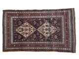 un tapis persan ancien à motifs géométriques