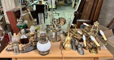 une table sur laquelle sont posés de nombreux objets anciens